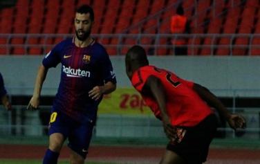 Barcelona Legends vence Mambas All Stars com golo de Simão Sabrosa