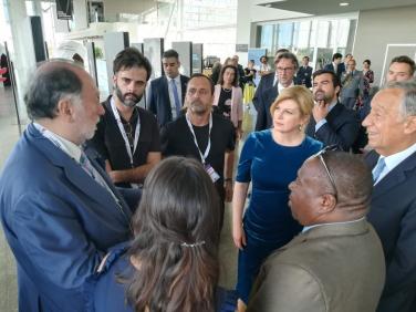 Foto de pessoas reunidas