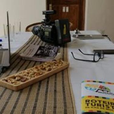 Foto de câmera de filmar enicma de uma mesa