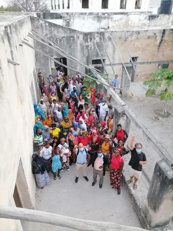 Grupo de Pessoas reunido numa rua