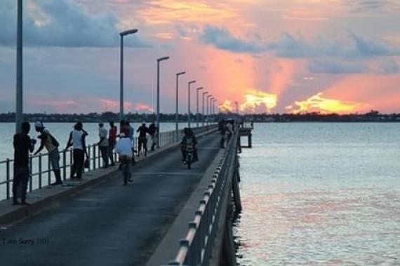 Ponte com vista para o pôr do sol