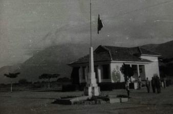 Foto antiga de prédio em preto e branco
