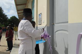 Presidente do municipio da Ilha de Moçambique inaugura novas salas de aulas em Tocolo