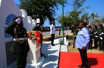 Foto do Presidente da República a dirigir a cerimónia das comemorações do bicentenário da Ilha de Moçambique