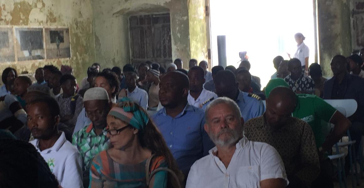 Foto de pessoas reunidas