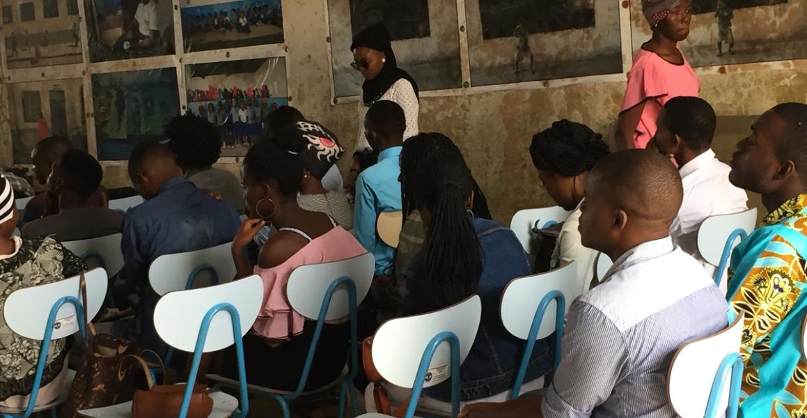 Foto de pessoas reunidas