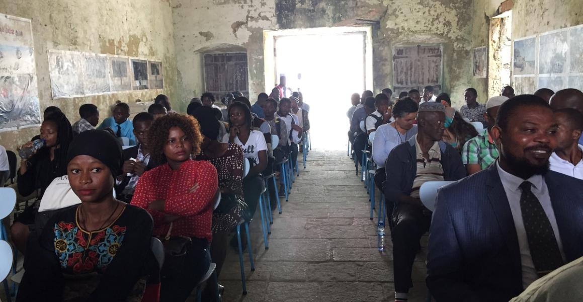 Foto de pessoas reunidas